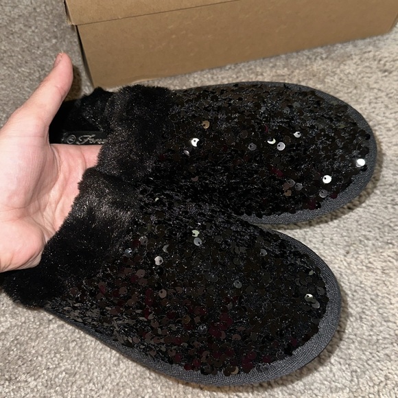 Slippers - Picture 3 of 4